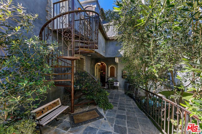 2851 Seabreeze Dr