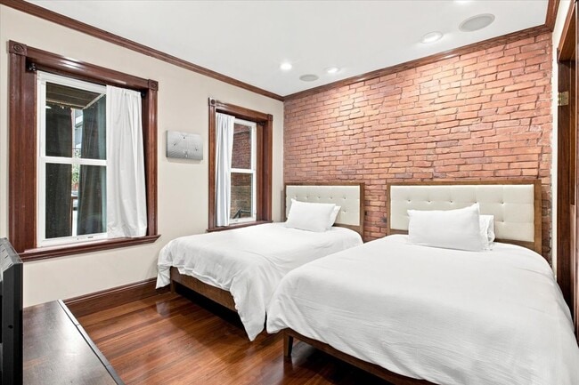 9 Strathmore Rd