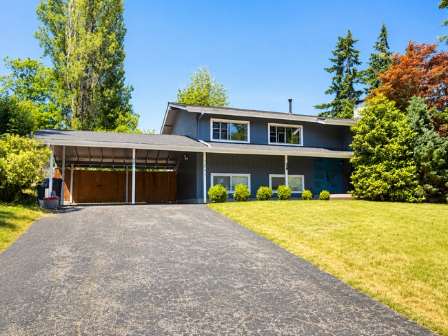 Building Photo - Beautifully Updated 5-Bedroom Home located in Redmond