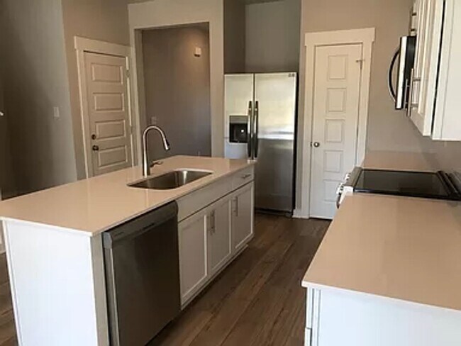 Photo - 713 Mickelson Way