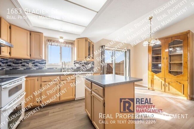 Photo - 1683 Glacier St