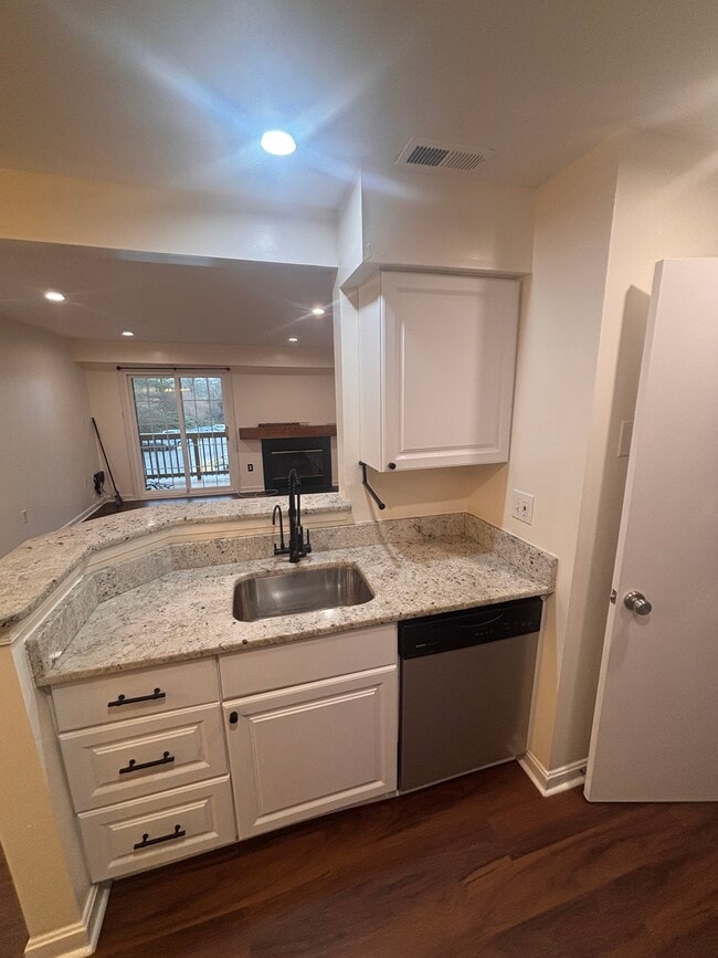 Photo - 6911 Victoria Dr Unit E