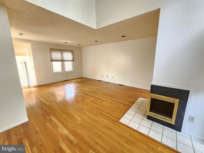 Photo - 254 Sayre Dr