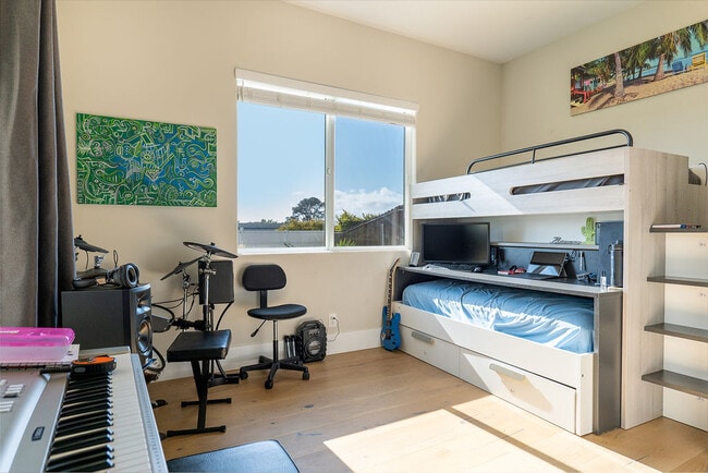 Quinto dormitorio - planta baja con acceso mediante puerta corrediza al patio trasero - 3687 Valley St