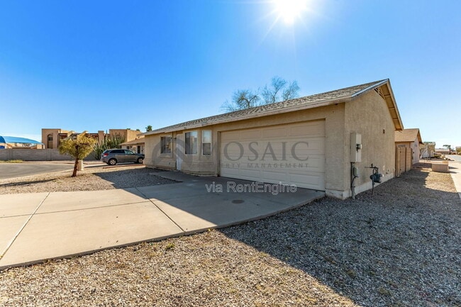 Photo - 703 W Hess Ave