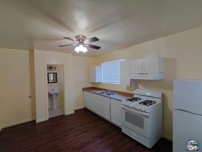 Photo - 1111 E St Unit #4