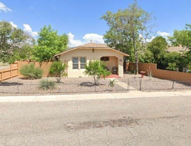 Building Photo - Coming Nov 1st - 3 Bedroom 2 Bath home in ...