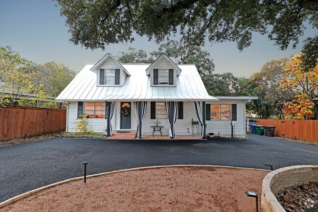 Building Photo - Urban Retreat: Cozy Charm in San Antonio Rental