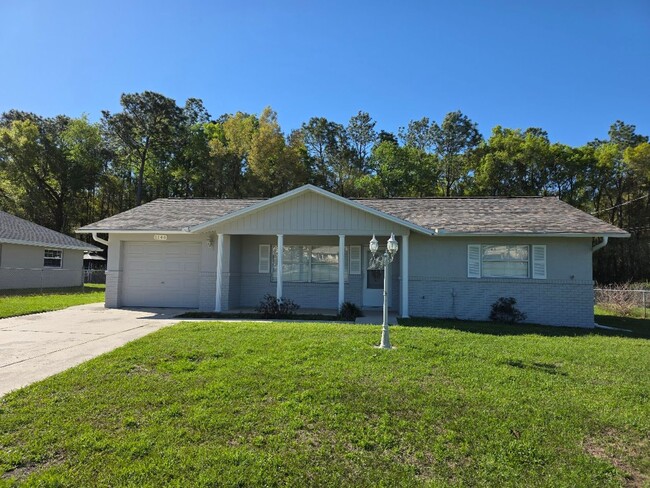 Building Photo - 2 bedroom, 1.5 bath home with 1 car garage