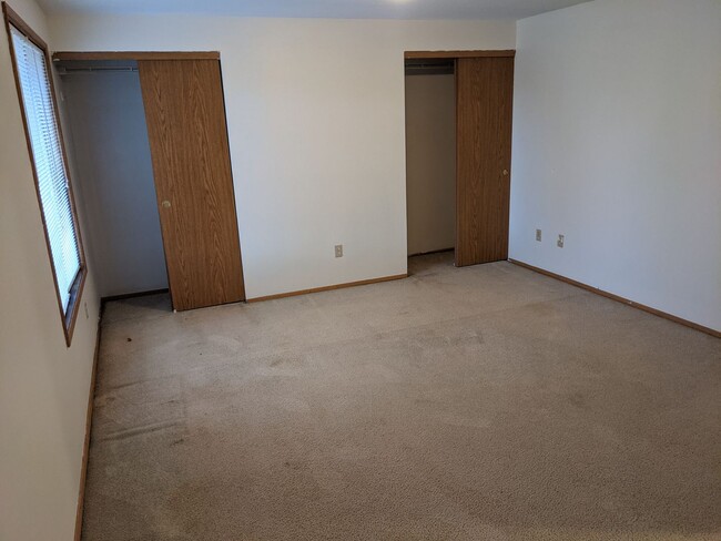 Building Photo - Large 4 bedroom