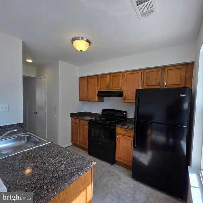 Photo - 404 Trefoil Pl
