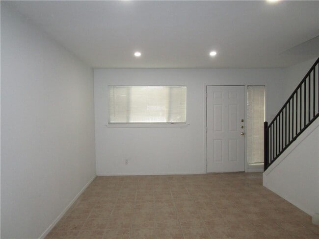 Photo - 2413 Leon St Unidad 105