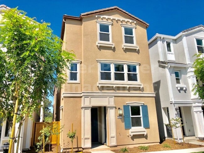 Beautiful tri-level 3 Bd/2.5 Ba, 2000 sf s... - Beautiful tri-level 3 Bd/2.5 Ba, 2000 sf s...