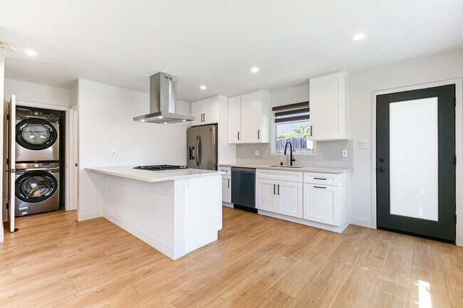 Photo - 10418 Regent St