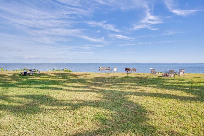 Photo - Stylish Condo in Waterfront Bayview Terrace – Updated Interiors, In-Unit Washer/Dryer, Access to ...