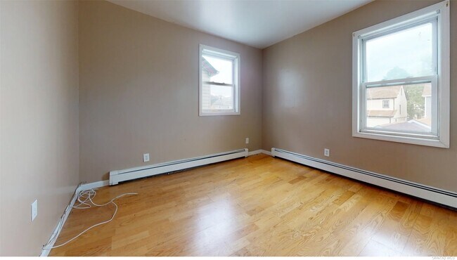 Photo - 241-07 Mayda Rd