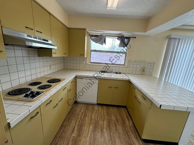 Photo - Gorgeous Multi-story Townhouse with Washer...