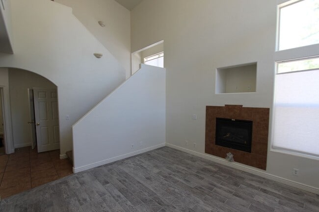 Building Photo - 1497 E Ivy Ln Unit (94)1497 E. Ivy Lane
