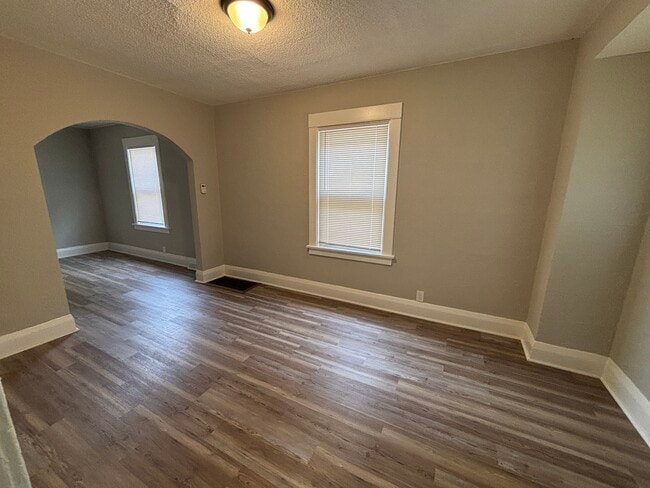 Photo - 3524 Leybourn Ave