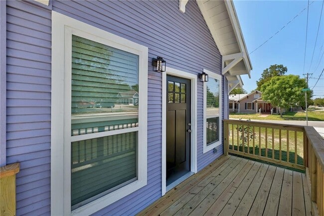 Photo - 719 W 3rd St