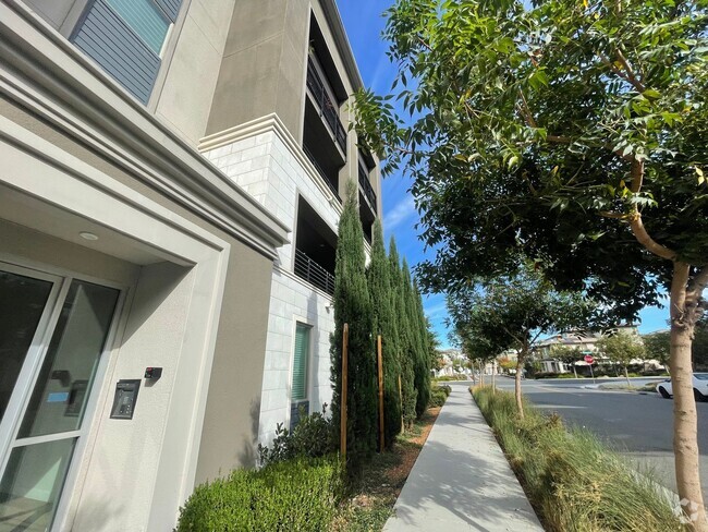 Building Photo - Spacious 3BD/2BA Luxury Condo Available fo... Unit 402