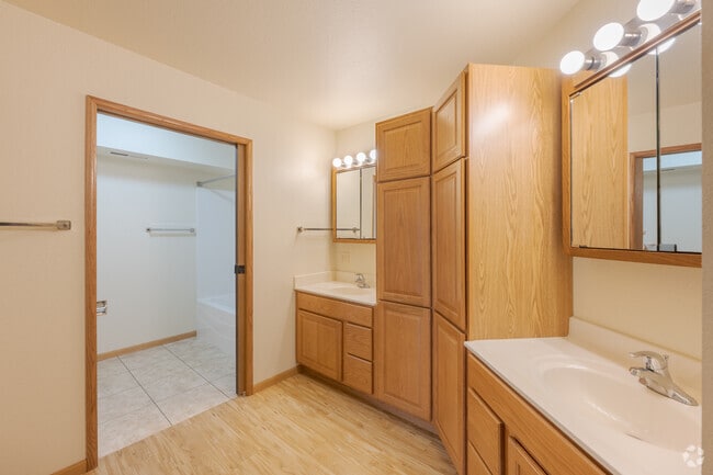 Style A 4BR, 2BA - 1, 425SF - Bathroom