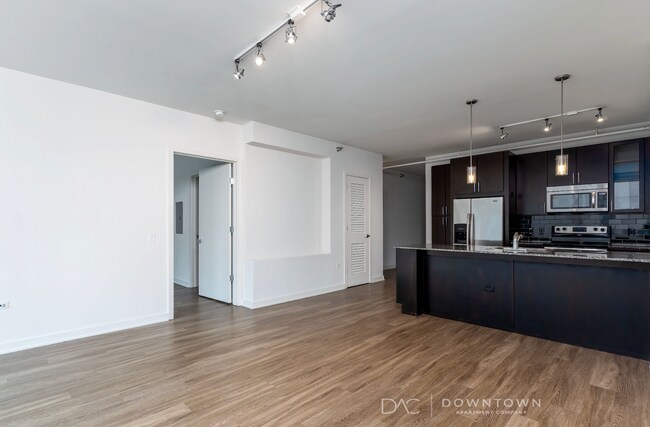 Photo - 350 N La Salle Dr