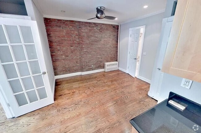 Building Photo - 420 E 9th St Rental