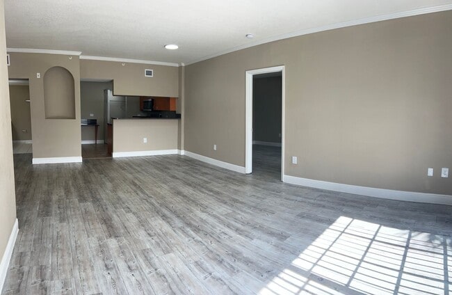 Photo - Limited Time: up to 3-Months FREE!  Look And Lease Special 1/2 Month Free Unidad 10126-B2 - New Yorker