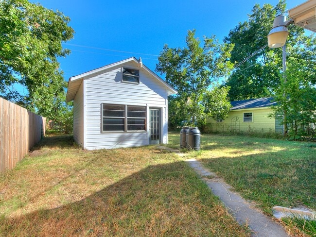 Photo - 703 Dakota St