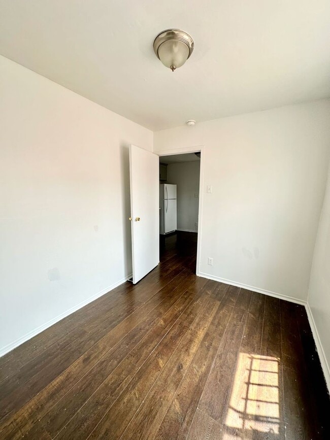 Photo - Baring Cross & 92nd Unit 807 1/2