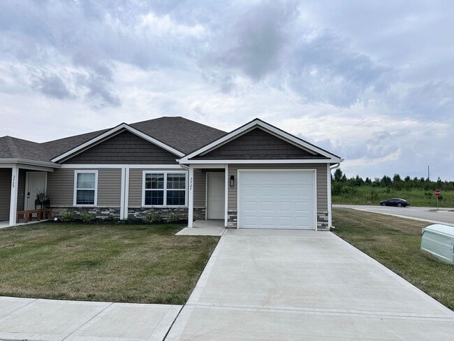 Building Photo - 3 Bed | 2 Bath | 1 Car Garage Single Level Duplex in Kansas City