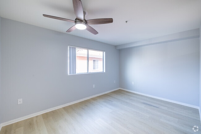 2BR, 2BA - 930SF - Living Room