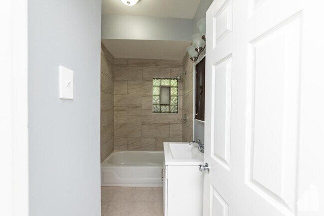 Photo - 1 bedroom in Chicago IL 60642 Unit CH1