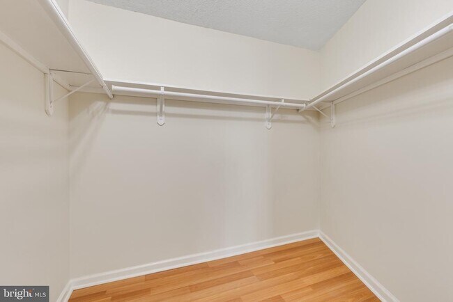 Photo - 307 Yoakum Pkwy Unit 915