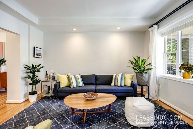 Photo - 719 Gallatin St NW