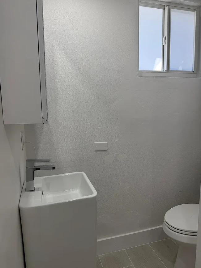 Photo - 14 Sunset Rd Unidad Downstairs Studio