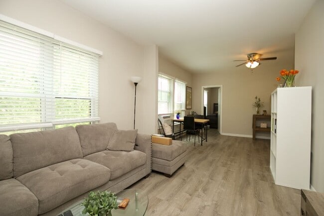 Building Photo - 710 W Roscoe St Unit J03P