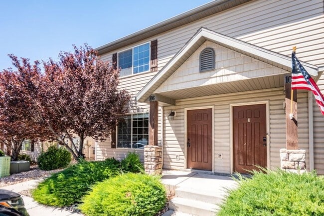 Building Photo - 3 bedroom- 2.5 bath Townhouse