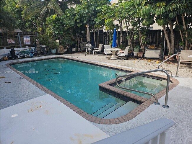 Building Photo - 305 SE 12th Ave Unit 2