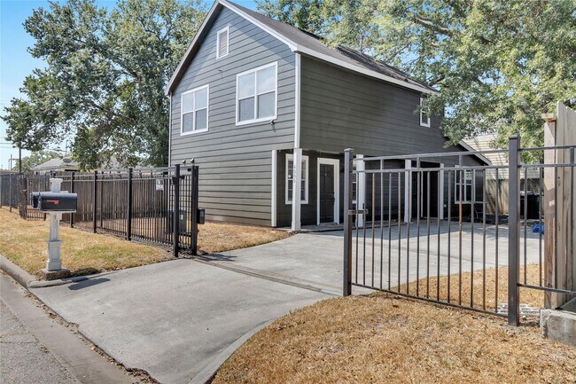 Photo - 4809 McEwen St