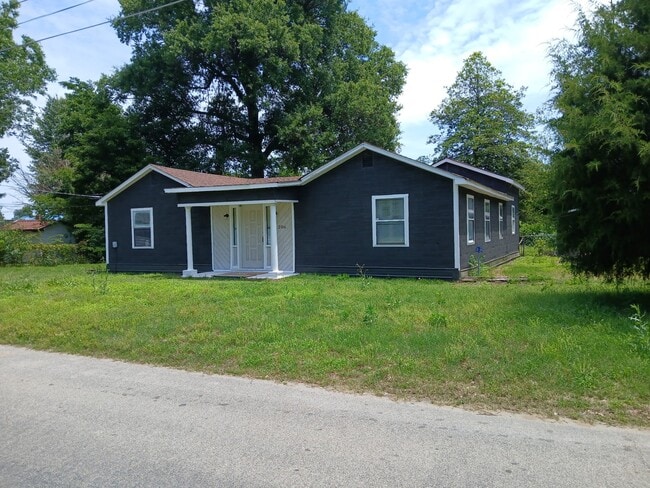 Photo - 206 Chance St