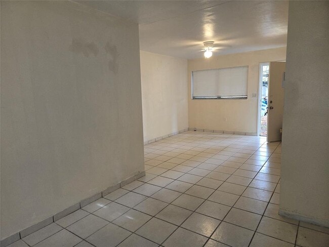 Building Photo - 1560 NE 111th St Unit 3-3 Rental