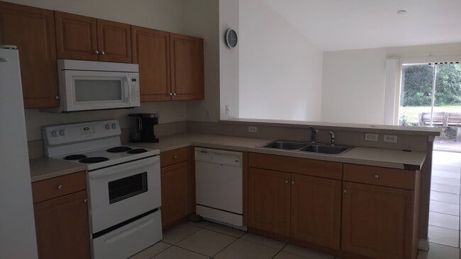 Photo - 1068 Ainsworth St E