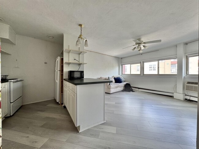 Building Photo - 348 Franklin St Unit 4d