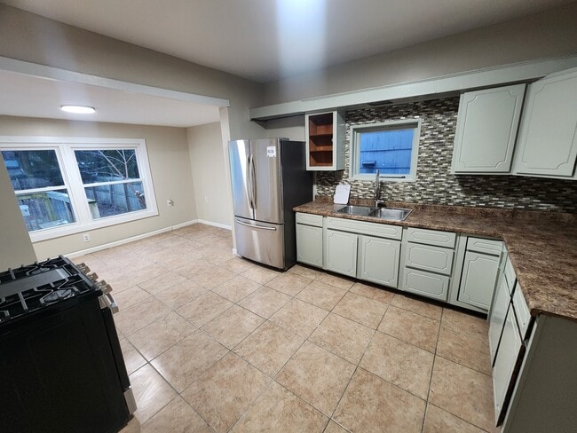 Photo - 720 Raspberry St