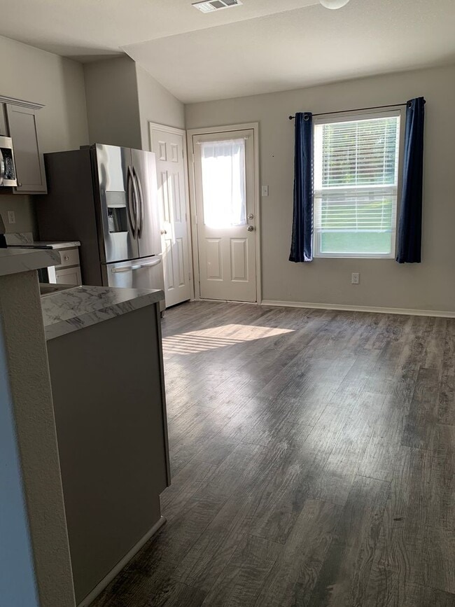 Photo - 3 bed 2 bath-Valley View-2 Car Garage