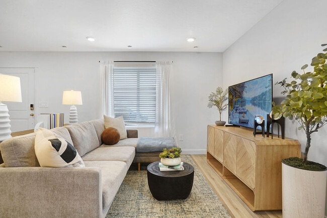 LIVING ROOM | LITTLE VALLEY TOWNHOMES