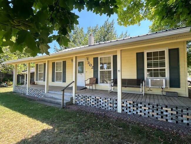 Adorable duplex with picture perfect front... - Adorable duplex with picture perfect front... House