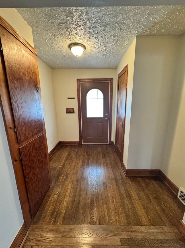 Photo - 832 Lawrence Ave
